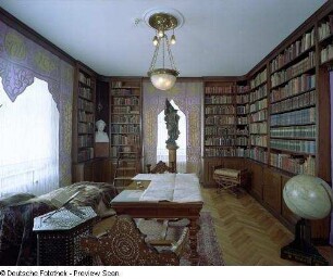 Villa "Shatterhand". Bibliothek im 1. Obergeschoß, u.a. mit Karl-May-Büste von P. Peterich (1920/1925, weißer Marmor)