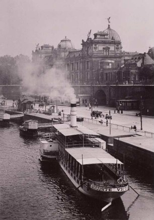 Dresden, Terrassenufer : Dresden. Elbe mit Personen-Seitenraddampfer "Auguste Victoria" (1899, Werft Laubegast) an der Anlegestelle Terrassenufer