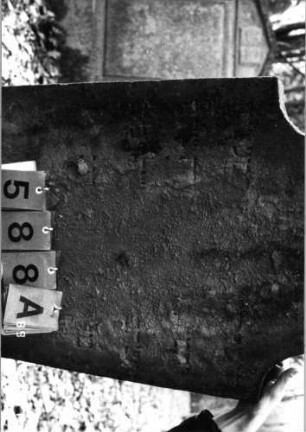 Grabstein 588 (Index: 99753085) Material: Sandstein Zustand: abgeblättert mit fast völlig. Textverlust Maße HxBxT: 118x59x9 cm Beschreibung: Stele, Konvexbogenabschluß: Grabstein 588A