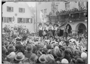 Fasnacht Sigmaringen 1936; Bräuteln vor dem Rathaus