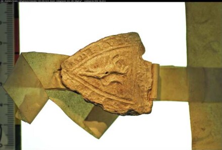 Edelherr Godefrid von Rüdenberg (Ruden-) verzichtet auf sein Recht an seinem Eigenhörigen Johannes von Schwefe (Sueue). Siegelankündigung des Edelhern. Zeugen: Albert von Palsole der Jüngere, Bürgermeister zu Soest (Susatiensis), Winand gen. Wale, Gerhard von Attendorn (-derne), der gen. Platere, Pfarrer zu Schwefe, Hermann von Waldene, Dethmar von Medebeke, Hermann von Schwefe, Gerhard Teltere, Hermann Friso, Regenbodo Gothus, Wilhelm Schekele, Johannes gen. Blomenrot und sein Bruder Ludwig, Albero von Thunen. Geschehen bei Soest im Hofe (curia) des Vogten. Gegeben 1292 Juli 30 (feria quarta ante Vincula Petri).