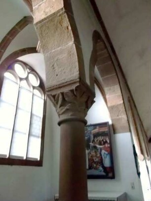 Stiftskirche-Langhaus Innen - Seitenschiff Nord nach Osten mit Arkaden-Rundsäule mit abschließendem Blattkapitell im Detail