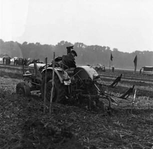 Wettbewerb im Leistungspflügen für den Stadt- und Landkreis Karlsruhe, veranstaltet vom Landwirtschaftsamt Augustenberg.