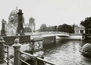 Berlin. Friedrichsbrücke (Wiederaufbau 1981-1982) über die Spree. Blick von der Burgstraße zum Dom (1894-1904, J. Raschdorff)