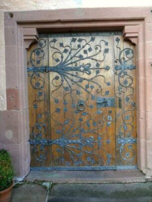 Klosterkirche (Mariae Verkündigung 1406) - Langhaus Traufseite Süd - hölzerne Tür mit Schmiedeeisernem Beschlagwerk in Übersicht