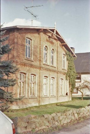Altenfelde 3: giebelständiges Bauernhaus aus Backstein: Straßenfront Wohntrakt: Gesims, Lisenen, Bogenfenster, Segmentbogenfenster, Giebelpfahl: vorne Feldsteinmauer