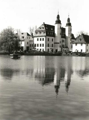 Blankenhain (Kreis Werdau). Schloss (1601/1800). Blick über den Schlossteich mit Teichhäuschen von Südosten