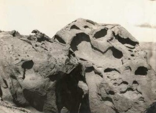 Südwestafrika (Namibia). Diamantberg bei Lüderitzbucht (Lüderitz). Durch Auslaugung des Gesteins durch wandernde Salze entstehende Bröckellöcher