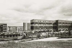 Chemnitz, Wohngebiet : Chemnitz-Markersdorf. Wohngebiet "Fritz Heckert". Blick über die Wolgograder Allee mit Straßenbahn nach Nordwesten auf sechs- und elfgeschossige Wohnhäuser, Ernst-Wabra-Straße