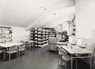 Sächsische Landesbibliothek - Staats- und Universitätsbibliothek Dresden. Zweigbibliothek Maschinenwesen, Teilbibliothek Produktionstechnik/Werkzeugmaschinen. Benutzungsraum mit Dienstplatz der Auskunft und PC-Rechercheplätzen für Benutzer : Dresden-Südvorstadt, George-Bähr-Straße 3c (Zeuner-Bau der TU Dresden). Sächsische Landesbibliothek - Staats- und Universitätsbibliothek Dresden. Zweigbibliothek Maschinenwesen, Teilbibliothek Produktionstechnik/Werkzeugmaschinen. Benutzungsraum mit Dienstplatz der Auskunft und PC-Rechercheplätzen für Benutzer