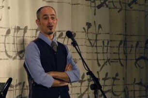 Moritatensänger Avishai Fisz (Jerusalem) mit seinem Soloprogramm "Der Kuntsenmacher" ("Der Aufschneider") in jiddischer Sprache