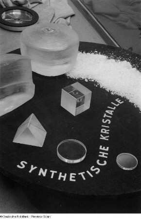 Ausstellungsstand "Synthetische Kristalle"