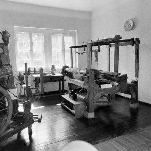 Ausstellungsraum im Volkskunstmuseum : Ausstellungsraum mit Möbeln und Arbeitsgeräten aus Lausitzer Weberstuben, 19. Jahrhundert