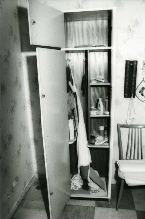 Geöffneter Besenschrank in einer Küche