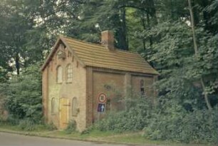 Nütschau: Schloßstraße 44: gegenüber von ehemaliger Kornwassermühle: Backhaus: giebelständiger Backsteinbau: Straßenfront mit Tür, Traufseite