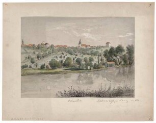 Stadtansicht von Orlamünde in Thüringen von Süden über die Saale gesehen, von links Rathausturm, Kirche und Kemenate, mit Farbangaben