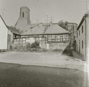 Wohnhaus (Alte Stadtschule) : Beeskow (Landkreis Oder-Spree), Kirchplatz 4. Wohnhaus (Alte Stadtschule). Rückseite, Ansicht von der Bodelschwinghstraße, im Hintergrund Pfarrkirche St. Marien
