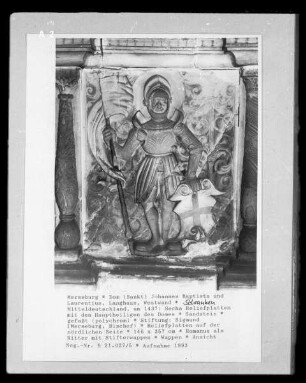 Sechs Reliefplatten mit den Hauptheiligen des Domes — Reliefplatten auf der nördlichen Seite — Romanus als Ritter mit Stifterwappen