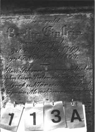 Grabstein 113 (Index: 99788804) Material: Sandstein Zustand: leicht verwittert mit geringem Textverlust Maße HxBxT: 99x49x13 cm: Grabstein 113A