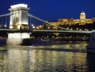 Budapest - Kettenbrücke und Burgberg beleuchtet : In der Dunkelheit werden die historische Donau-Kettenbrücke und die Gebäude auf dem Burgberg beleuchtet. Aufgenommen in Budapest am 13. Juni 2011