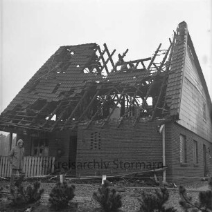 Lasbek-Gut: Brand: Haveruhm: Ruine eines Einfamilienhaus: davor Vorgarten: Winter