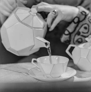 Studien mit Gegenstand : Keramikset mit Kaffeekanne und Tasse