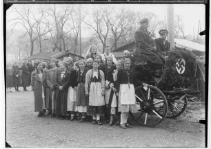 1. Mai-Feier in Sigmaringen 1936; Pferdewagen mit einer Frauengruppe; Kutscher: Landwirt Stöhr