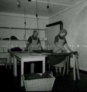 Arbeitsmaiden des Reichsarbeitsdienstes in Thüringen beim Bügeln