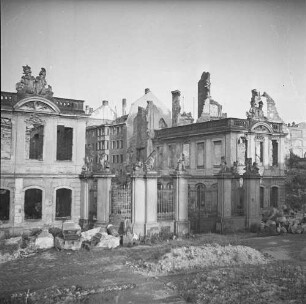 Dresden nach der Bombardierung vom 13./14. Februar 1945. Ruine des Coselpalais