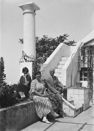 Hof : Anacapri-Caprile, Vico Caprile 124/128. Villa Mithras. Hof. Ansicht mit Familie