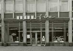 Dresden-Altstadt. Gewandhausstraße (1957-1958; H. Terpitz, G. Dettmar, H. Zimmermann). Lebensmittelladen "Hol fix"