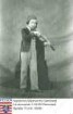Alfred I. Herzog v. Sachsen-Coburg-Gotha, Prinz von Großbritannien (1844-1900) / Porträt mit Violine, stehende, leicht linksgewandte, vorblickende Ganzfigur