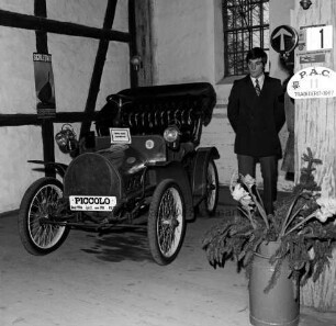 Automuseum: neben Herrenhaus Tremsbüttel: Innenansicht: Oldtimer "Piccolo", Baujahr 1904: Besucher