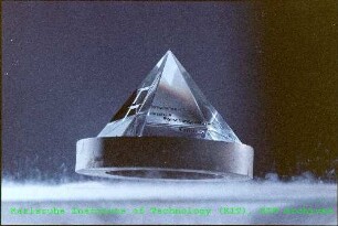 Schwebende Kristallglaspyramide auf einem supraleitenden Magneten