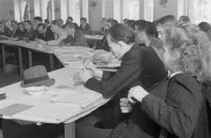 1. Arbeitstagung der Jugendredakteure "Die Tat ins Wort - durchs Wort zur Tat" im Haus der Jugend : Blick auf die Jungredakteure während einer Rede von Albert Norden