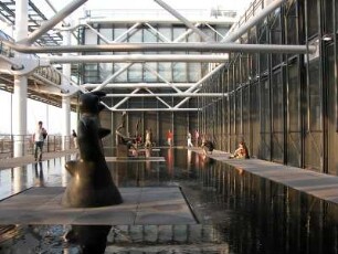 Centre Pompidou, neben den Ausstellungsräumen in den oberen Etagen befindet sich diese Wasserfläche im Freien
