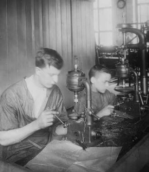Elektrisch betriebene Bohrmaschine : Technikgeschichte | Technologie | Maschinenbau und Eisengiesserei | Elektrotechnische Industrie