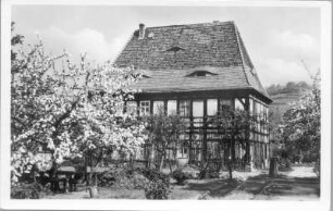 Radebeul, Maxim-Gorki-Straße 22. Haus Breitig (um 1650). Straßenansicht über den Garten