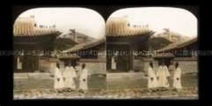 Koreaner am Tempel des Kriegsgottes in Seoul