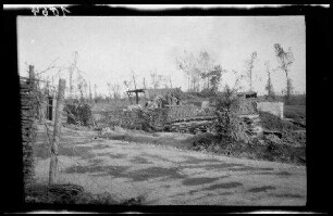 Zwischen Comines (=Comines-Warneton, Belgien) und Messines (=Mesen, Belgien): mit Faschinen eingezäunte "Feuerstellung der Flakbatterie Bragard" (Distanzaufnahme)