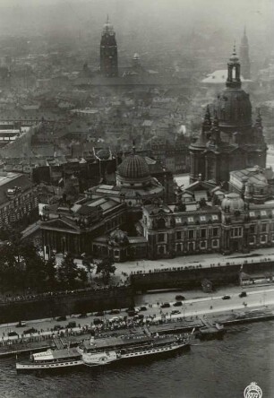 Dresden: Brühlsche Terrasse, Kunstakademie, Frauenkirche von Norden. Luftbild-Schrägaufnahme