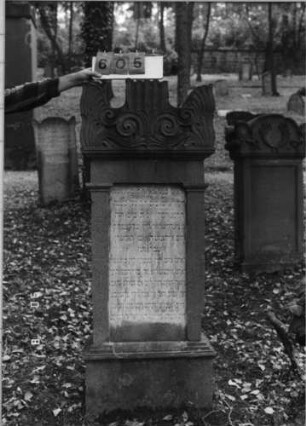 Grabstein 605 (Index: 99790851) Maße HxBxT: 170x65x40 cm: Grabstein 605