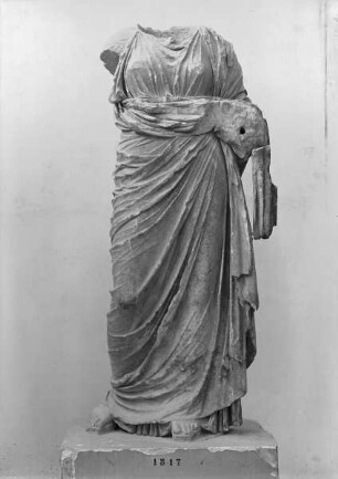 Weibliche Gewandstatue