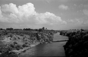 Gospic: Lika-Fluss, stromaufwärts mit Wehr