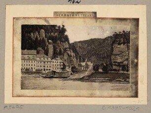Herrnskretschen (Hřensko, Tschechien) in der Böhmischen Schweiz über die Elbe mit Herrenhaus (Gasthof, Hotel), Kamnitzmündung und Felsen gesehen, Photographie nach einer Farblithographie