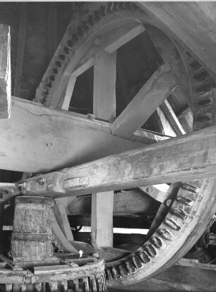 Hochkirch-Rodewitz, bei Gehöft Nr. 3. Holländer-Windmühle (1856). Inneres. Flügelradwelle und Kammradgetriebe
