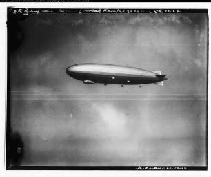 Berlin-Staaken, Luftschiff Zeppelin 126 über Berlin-Staaken