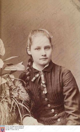 Hoop, Mathilde Freiin van der (* 1866) / Porträt als Mädchen, Halbfigur
