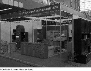 Ausstellungskoje des VEB Möbelkombinat Dresden-Hellerau mit Wohnzimmermöbeln