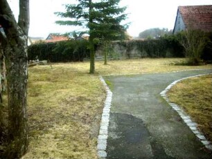 Evangelische Pfarrkirche - Kirchhof im Südosten mit Kirchhofmauer (Wehrgang mit Schießscharten abgetragen) in übersichtlichem Verlauf (teils stark überwachsen)